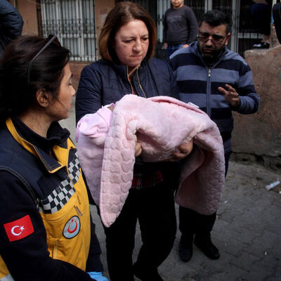Polis bile isyan etti! Bebeği kapıya bıraktı!