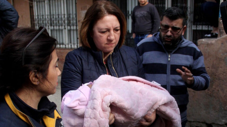 Polis bile isyan etti! Bebeği kapıya bıraktı!