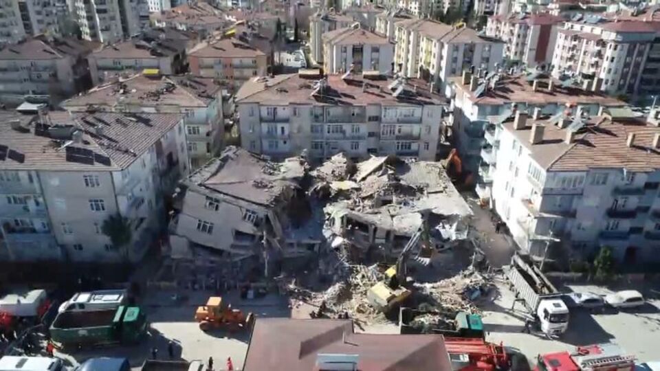 Kontrollü biçimde o apartman yıkıldı!