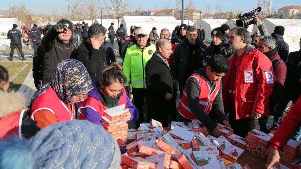 Emniyetten depremzedelere 50 bin paket kumanya