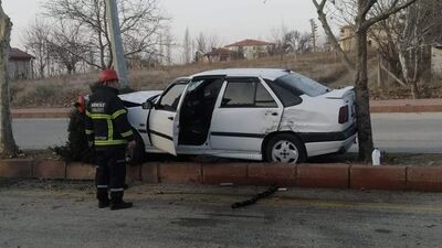 Lastiği patlayan otomobilin kaza anı kamerada