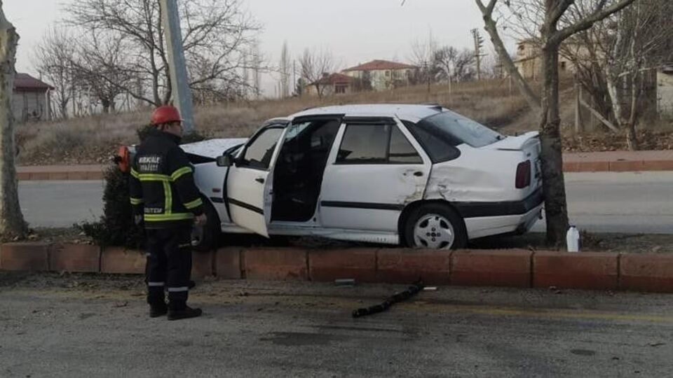 Lastiği patlayan otomobilin kaza anı kamerada