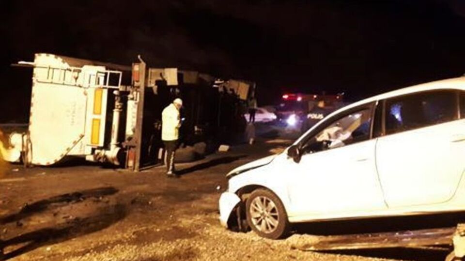 Devrilen TIR, uygulama noktasına daldı