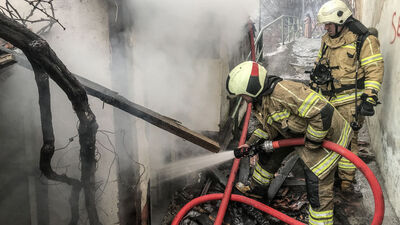 Annesinin satacağını öğrenince oturduğu evi yaktı!
