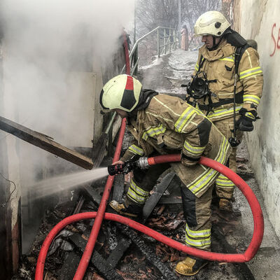 Annesinin satacağını öğrenince oturduğu evi yaktı!