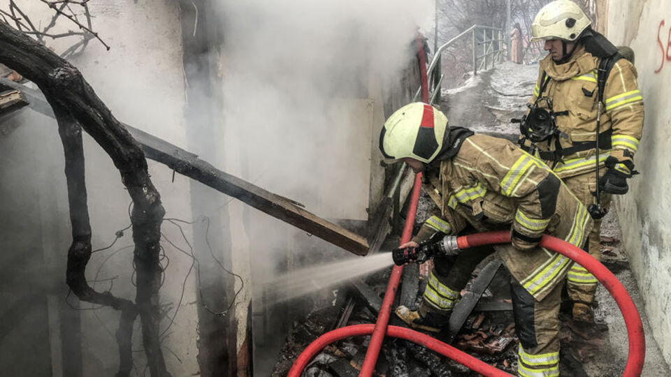 Annesinin satacağını öğrenince oturduğu evi yaktı!
