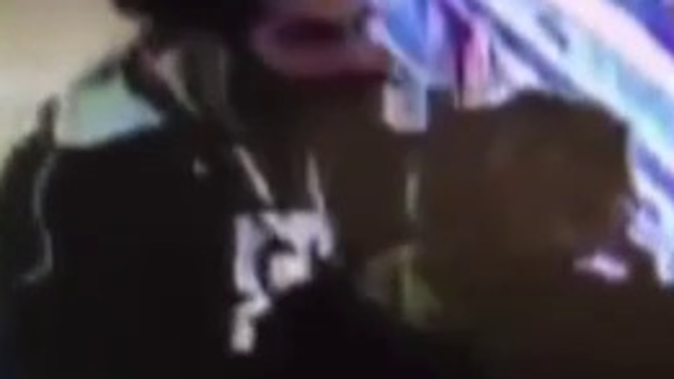 Parfüm denerken telefonundan oldu!