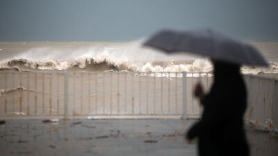 Kıyıda sağanak, içerde kar!