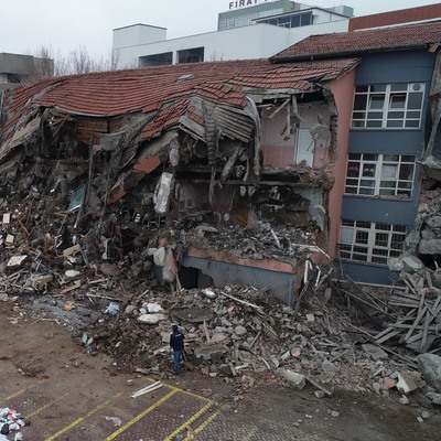 Ağır hasarlı okullara kepçe vuruluyor!