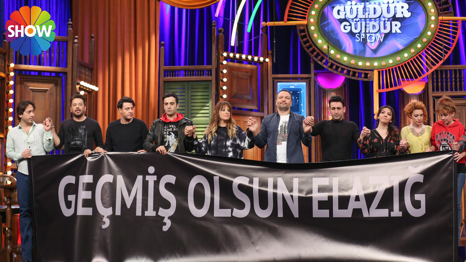 Güldür Güldür Show ekibi depremzedeler için sahneye çıktı
