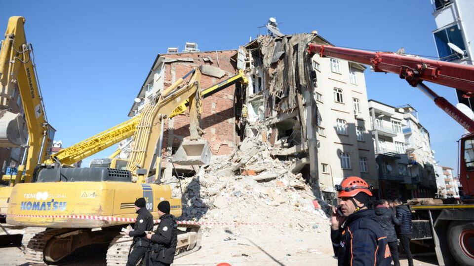 Depremde yıkılan her bina için 7 ayrı soruşturma!