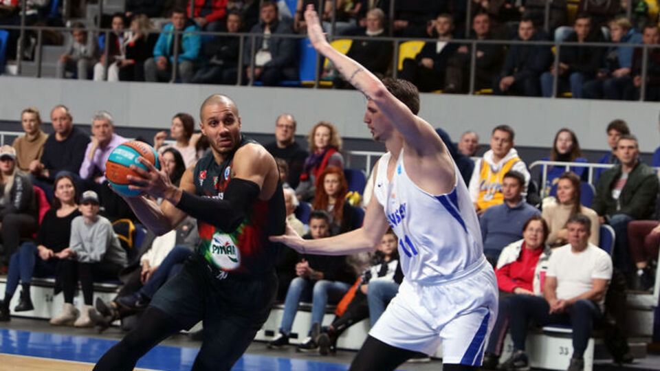 Pınar Karşıyaka liderliği garantiledi