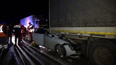 Otomobil TIR'a çarptı: 2 ölü