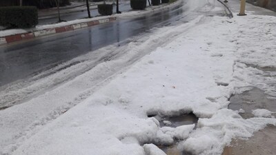 Dolu yağışı yolları buzla kapladı