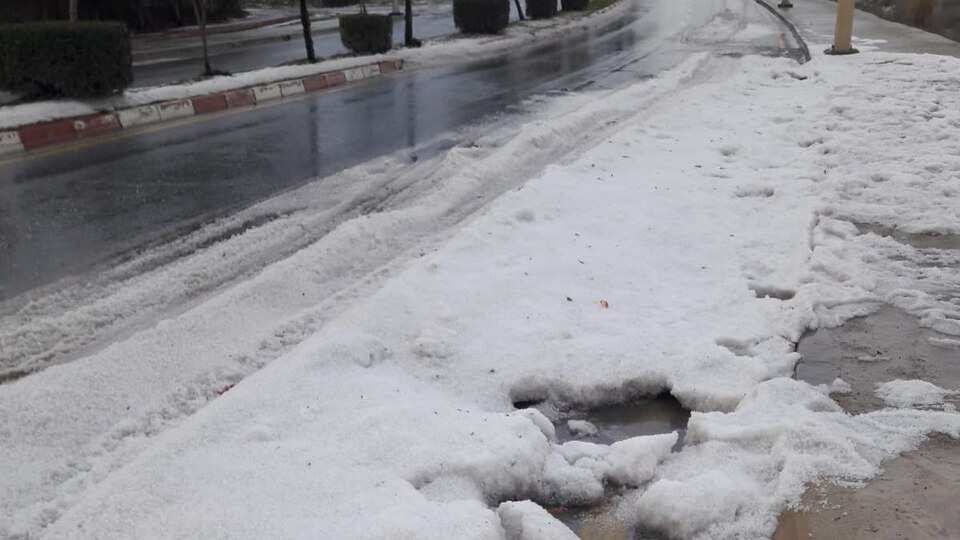 Dolu yağışı yolları buzla kapladı