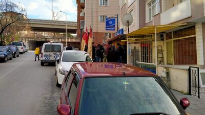 Silahla oynayan genç kendini vurdu!