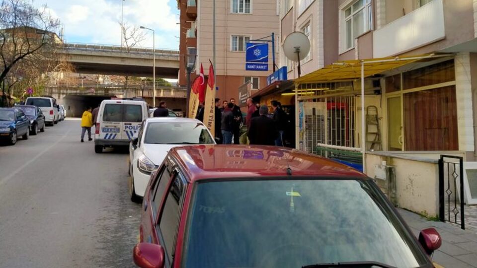 Silahla oynayan genç kendini vurdu!