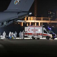 Çin'deki Türkleri tahliye eden uçak Ankara'ya indi