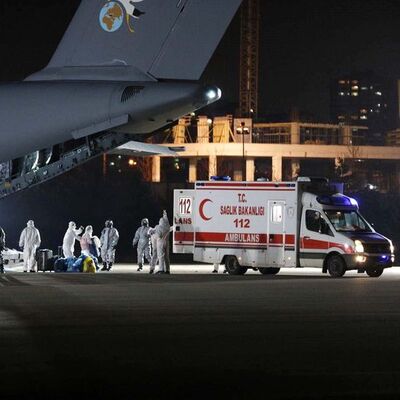 Çin'deki Türkleri tahliye eden uçak Ankara'ya indi