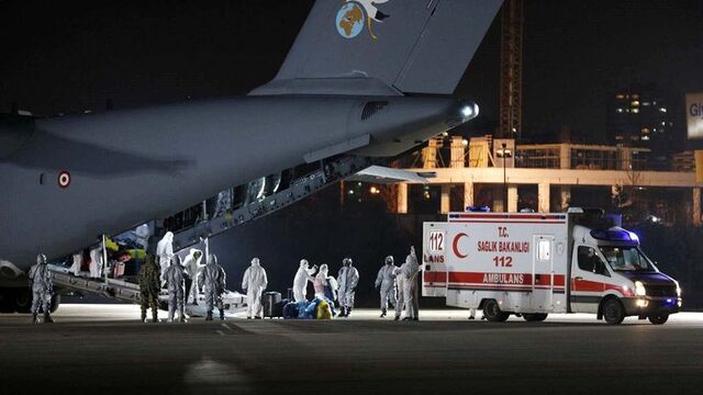 Çin'deki Türkleri tahliye eden uçak Ankara'ya indi