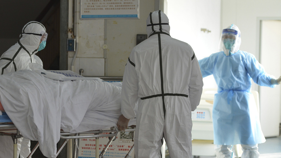 Doktorları ölüme terk etti! Önce tulumlarını sonra da maskelerini...