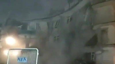 Depremde ağır hasar gören bina çöktü