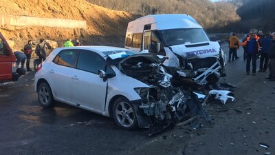 Otomobil ile minibüs çarpıştı : 12 yaralı!