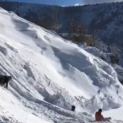 Karda kayarken akılalmaz olay! Çığlık çığlığa!