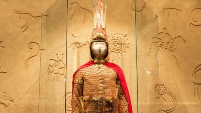 Altın Elbiseli Adam kimdir