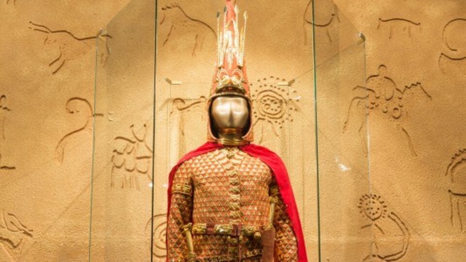 Altın Elbiseli Adam kimdir