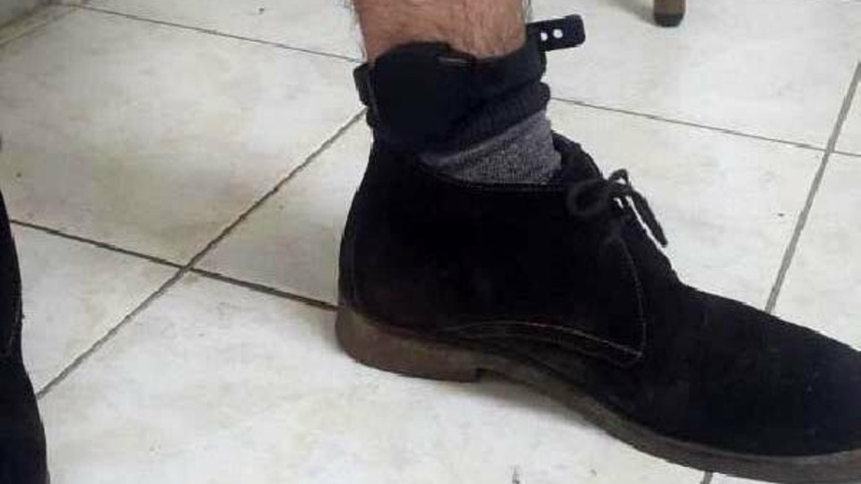 Elektroniği kırınca normal kelepçe takıldı!