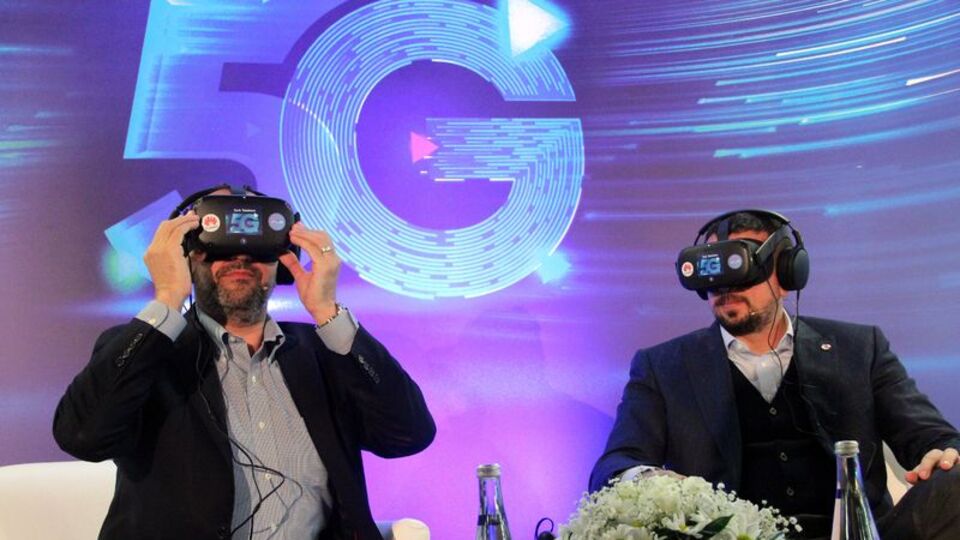 Evin salonundan maç sahasına