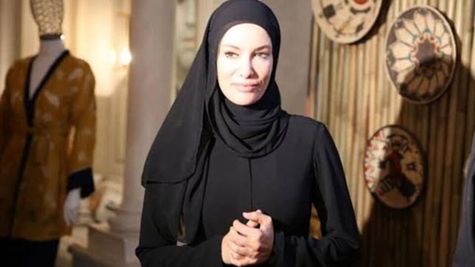 Gamze Özçelik kimdir?