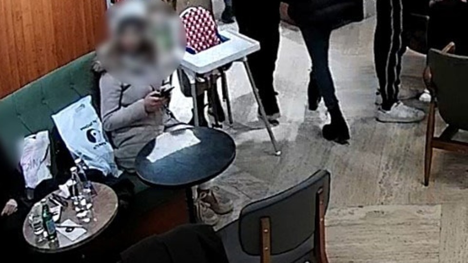 Ünlü yazarın çantasını böyle çaldılar!