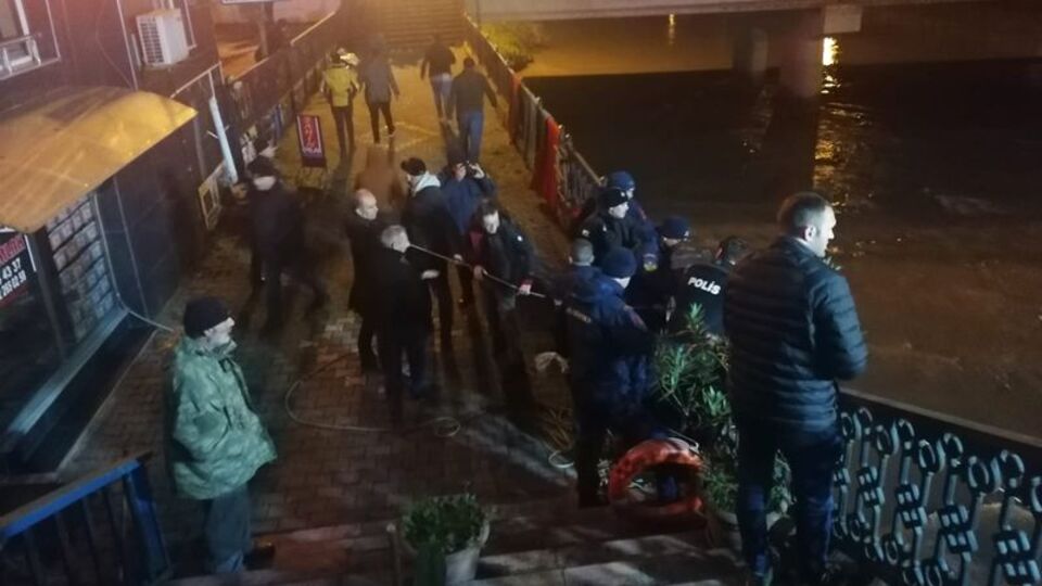 Kızını kurtarmak için ırmağa atlayan baba kayboldu