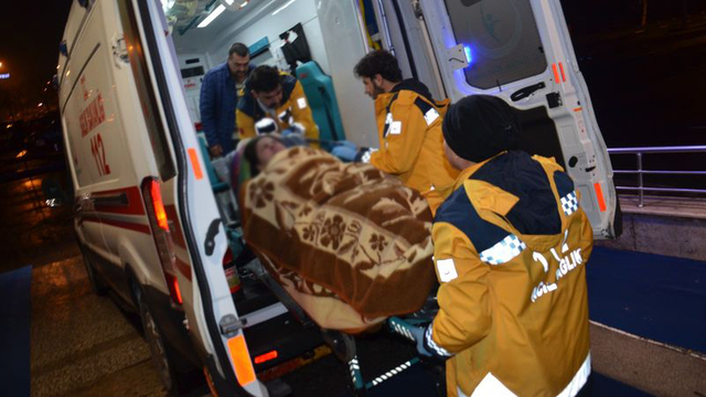 Sevgilisi ile görüşmesini istemeyen annesini bıçakladı