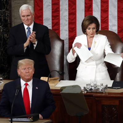 ABD'de geceye damga vuran anlar: Trump konuştu, Pelosi yırttı!