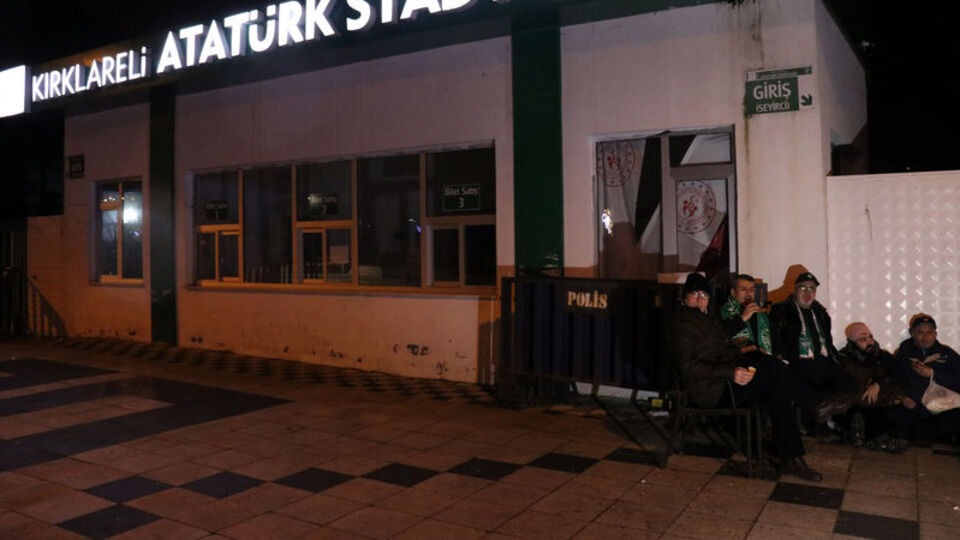 Geceyi stat önünde geçirdiler