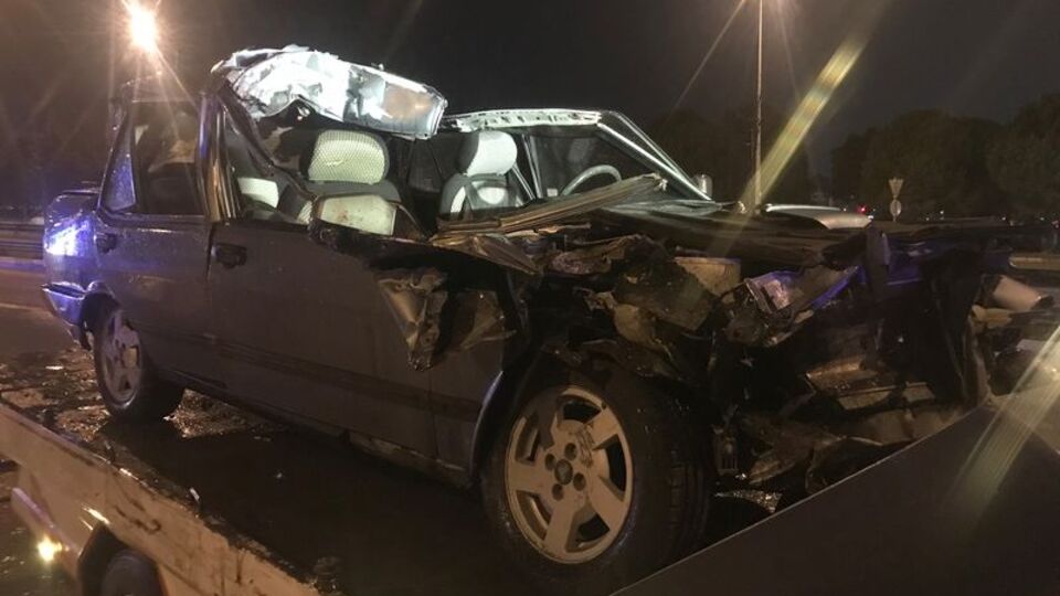 TIR'a çarpan otomobilin tavanı uçtu: 4 yaralı