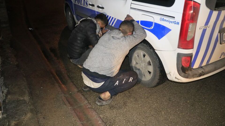Hırsızı suç ortaklarından polis kurtardı