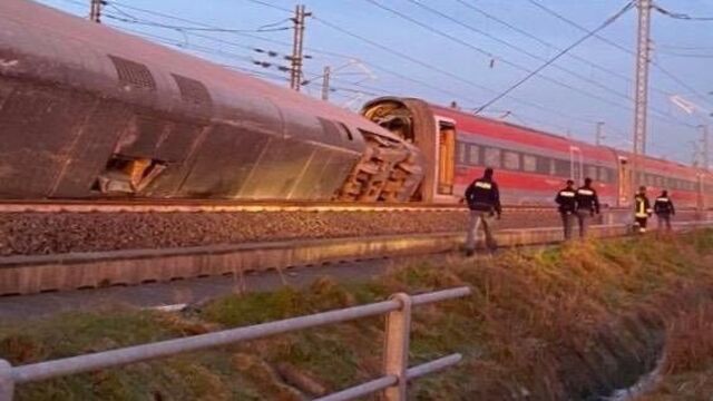 İtalya'da tren raydan çıktı: 2 ölü, 30 yaralı
