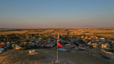 Terör gazisinden köyüne dev bayrak