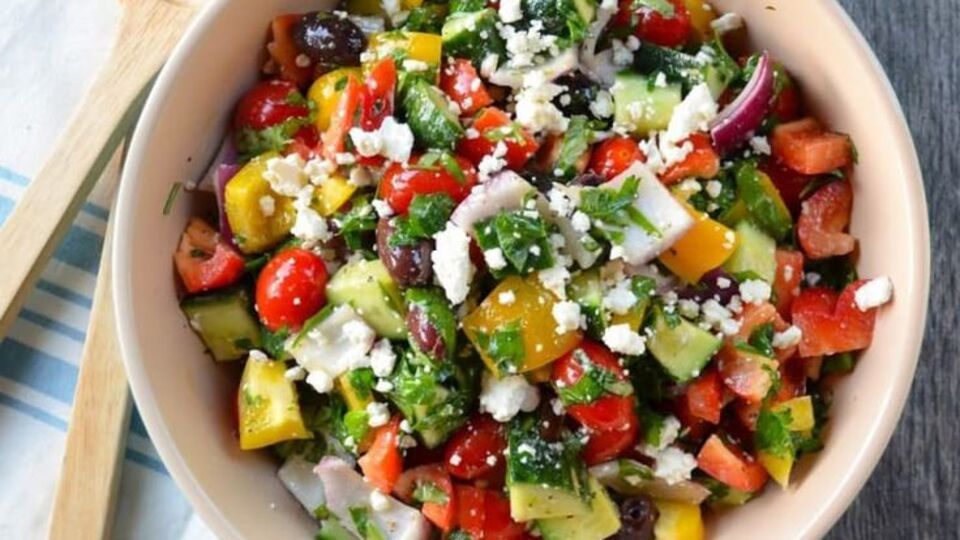 Doyurucu ve yapılışı kolay olan Yunan salatası nasıl yapılır?