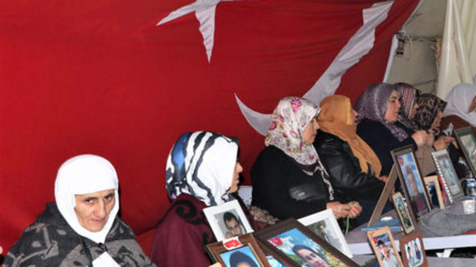 Teröristlerden kaçıp teslim oldu! Diyarbakır annelerini ziyaret etti