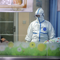 Kahraman doktor hayatını kaybetti! Çin halkı öfkeli...