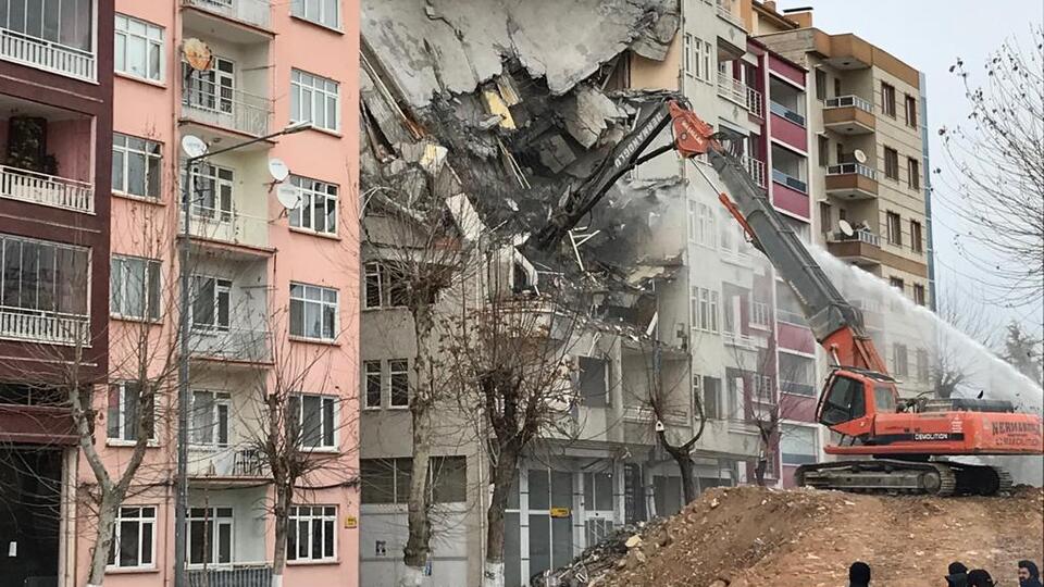 Malatya'da bir apartman daha yıkıldı
