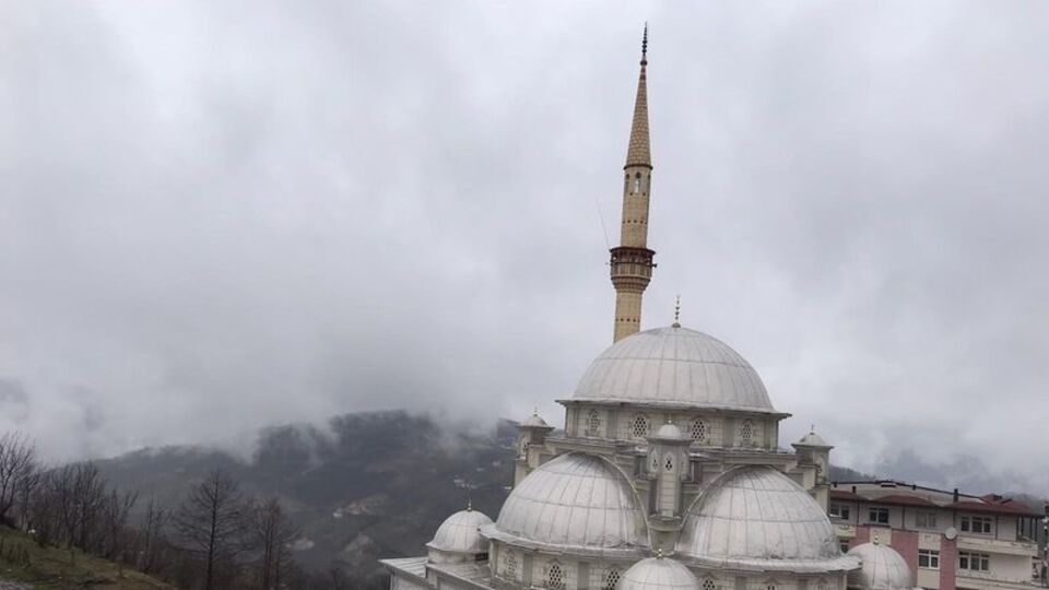 Fırtına minareyi böyle salladı