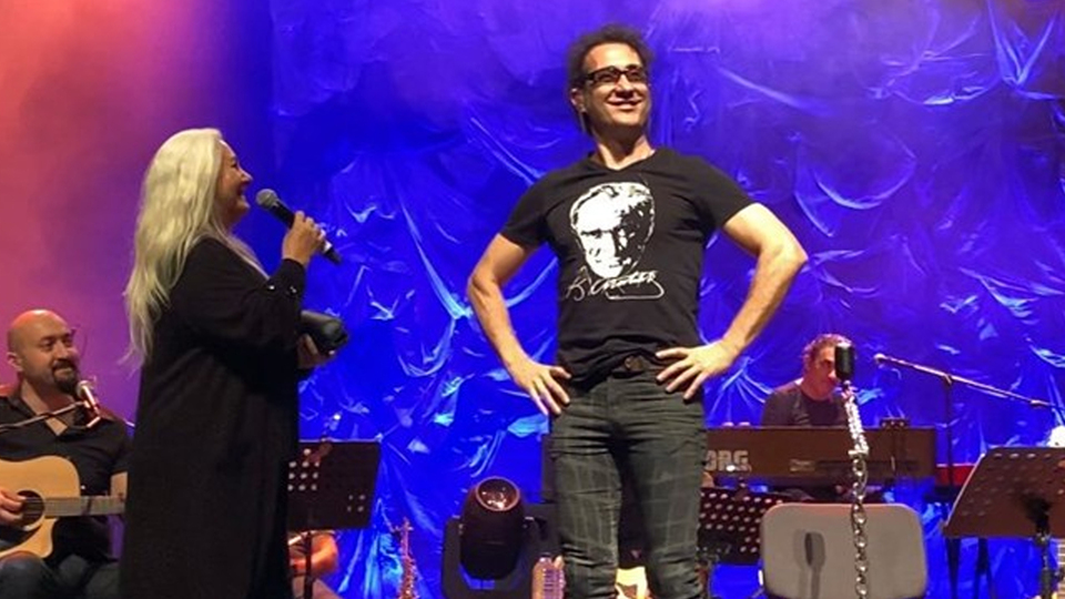 Sahnede duygu dolu anlar yaşandı