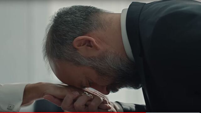 İrfan, Süleyman'ın elini öpüyor!