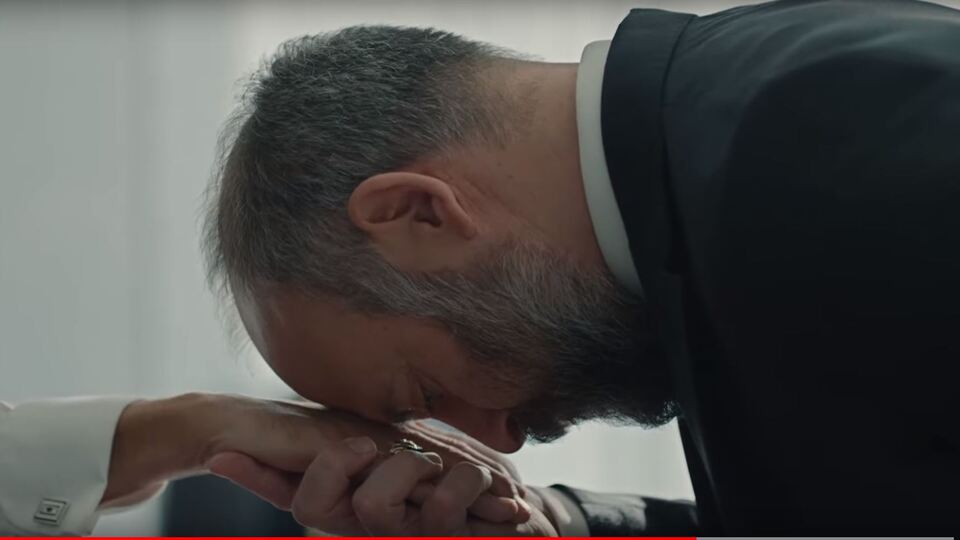 İrfan, Süleyman'ın elini öpüyor!